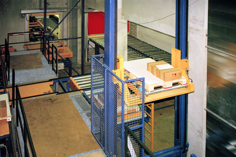 Senkrechtfoerderer Logistik Systeme Paletten Materialflusssysteme Baust